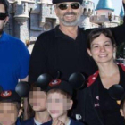 Miguel Bose y sus cuatro hijos, en el parque Disney de Los Ángeles.