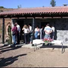En la imagen, varios vecinos de La Milla en la puerta del nuevo refugio que fue inaugurado ayer