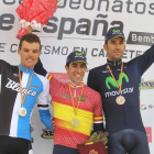 Castroviejo, en el centro escoltado por Luisle y Plaza, logró a la tercera el maillot de campeón.