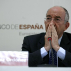 Miguel Ángel Fernández Ordoñez durante una rueda de prensa