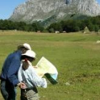 Dos turistas consultan un mapa antes de iniciar una excursión en el valle de Sajambre