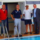 El alcalde de León, Emilio Gutiérrez, a la derecha, visitó las piscinas municipales.