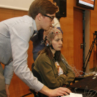 Una joven prueba con éxito el sistema BrainComputer Interface en su presentación en el CRE de San Andrés. F. OTERO PERANDONES