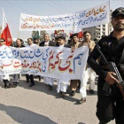 Grupos de la minoría cristiana se manifiestan contra las caricaturas de 'Charlie Hebdo', este domingo, en Peshawar (Pakistán).