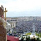 Benedicto XVI oficia la misa del Domingo de Resurrección frente a miles de fieles.