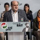 El presidente del PNV, Andoni Ortuzar, ha asegurado hoy que las condiciones para cambiar el modelo de Estado son "propicias" en España porque no hay "ruido de sables, ni de goma 2".