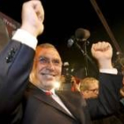El líder del partido socialdemócrata austriaco Alfred Gusenbauer saluda a sus seguidores