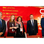 El rector de la Universidad, las dos profesoras del instituto premiado, el director general del Incibe y el director general de Industria e Innovación Tecnológica. MARCIANO