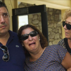 Noelia y Alberto, padres de acogida preadoptiva de Joan, de cuatro años, son consolados tras entregar a su madre biologica al menor  al que han cuidado desde que tenia un año.