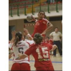 Silvia Araujo intenta ejecutar un lanzamiento ante la defensa rival