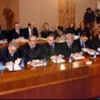 Los abogados de las familias esperan en la sala habilitada en el inicio del juicio civil del Yak 42