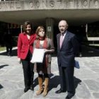 Sáenz de Santamaría, escoltada por Fátima Báñez y Cristóbal Montoro