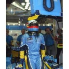 Fernando Alonso observa el monitor durante los entrenamientos