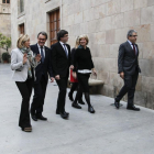 El 'president' Carles Puigdemont y los cuatro inhabilitados por el 9-N, Artur Mas, Joana Ortega, Irene Rigau y Francesc Homs, en el Palau de la Generalitat.