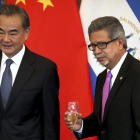 El ministro de Asuntos Exteriores de China, Wang Yi (izquierda), y el de El Salvador, Carlos Castaneda, brindan por el establecimiento de relaciones diplomáticas en Pekín