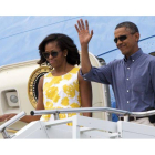 Obama se despide en las escaleras del avión que le llevará hasta la exclusiva isla de Martha's Vineyard.