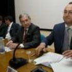 El rector, el alcalde y empresarios firmando ayer el convenio económico