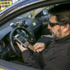 Taxista cobra con un datáfono