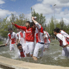Los jugadores del Puente Castro celebraron en la fuente cercana al terreno de juego el retorno por la puerta grande a la élite.