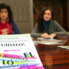 Teresa Gutiérrez y Susana Menéndez con el cartel para promover un lenguaje inclusivo.