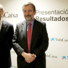 El director general de VidaCaixa, Javier Valle (i), y el vicepresidente ejecutivo y consejero delegado, Tomás Muniesa (d), durante la presentación de resultados del ejercicio del 2017.