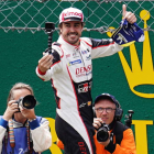 Alonso celebra su triunfo por partida doble, en Le Mans y en el Mundial de Resistencia. LEMAISTRE