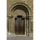 «¡Qué tarde tan hermosa dejándose caer sobre la iglesia de San Isidoro! Las escenas evangélicas de la fachada que llamaban del Perdón sosegaban con sol de atardecida…, y los signos del Zodiaco, enmarcando figuras de santos, parecían de oro viejo».