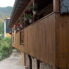 El corredor del hotel rural El Piñeo, dormitorios y comedor.