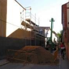 El tráfico en la calle se ha cortado para permitir los trabajos