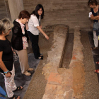 Alumnas del programa informan a varios turistas en la Cripta Arqueológica de la Catedral.