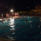 Bañistas durante la jornada de piscina nocturna celebrada hace una semana.