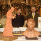 El escultor Manuel López Becker, a la derecha, posa con la maqueta que estrenará el paso.