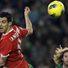 Negredo, autor del gol del Sevilla, salta para golpear el balón.