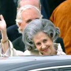La reina Fabiola de Bélgica saluda al llegar a Madrid para la boda de los Príncipes, en el 2004