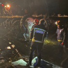 Bomberos de León, durante el rescate. DL