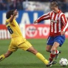 Quique Álvarez intenta frenar una penetración de Fernando Torres