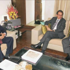 El presidente de la Generalitat, Artur Mas, con el embajador español en la India, Gustavo de Arístegui (derecha) y el ministro indio de Telecomunicaciones, Kapil Sibal (izquierda), este martes, 26 de noviembre, en Nueva Delhi.