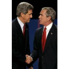 Kerry y Bush se estrechan la mano antes de empezar el debate