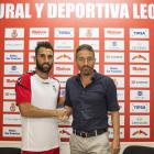 El ‘Pito’ Camacho estrecha ayer la mano del director deportivo, Óscar Cano, durante su presentación. FERNANDO OTERO