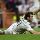 Bale reclama al árbitro una falta durante la visita del Valencia al Bernabéu.