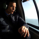 Sánchez en el helicóptero con el que ha sobrevolado ayer la zona devastada del delta del Ebro.