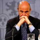 El ministro en funciones de Economía, Luis de Guindos, tras la reunión del Consejo de Ministros del 24 de junio.