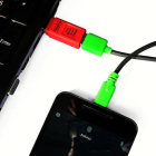 El condón de USB media entre el cable USB y el dispositivo de carga.