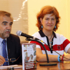 El alcalde, José Miguel Palazuelo, y la historiadora Margarita Torres, ayer, en la presentación.