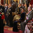 El rey Felipe en el momento en el que homanajea a su padre durante la celebración de la Pascua Militar. JUANJO MARTÍN