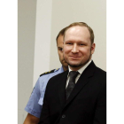 Breivik sonríe a su llegada a la sala del tribunal de Oslo.