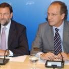 El secretario general del PP, Mariano Rajoy, junto al dirigente de su partido Gabriel Elorriaga