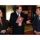 Javier Fernández Costales, Juan Vicente Herrera y Mario Amilivia, en el momento de la entrega de la