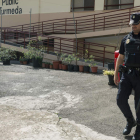 Un agente en el colegio donde tuvieron lugar los hechos. C. CLADERA
