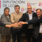 El diputado de Deportes, Emilio Orejas, con la directiva del Cleba. DL